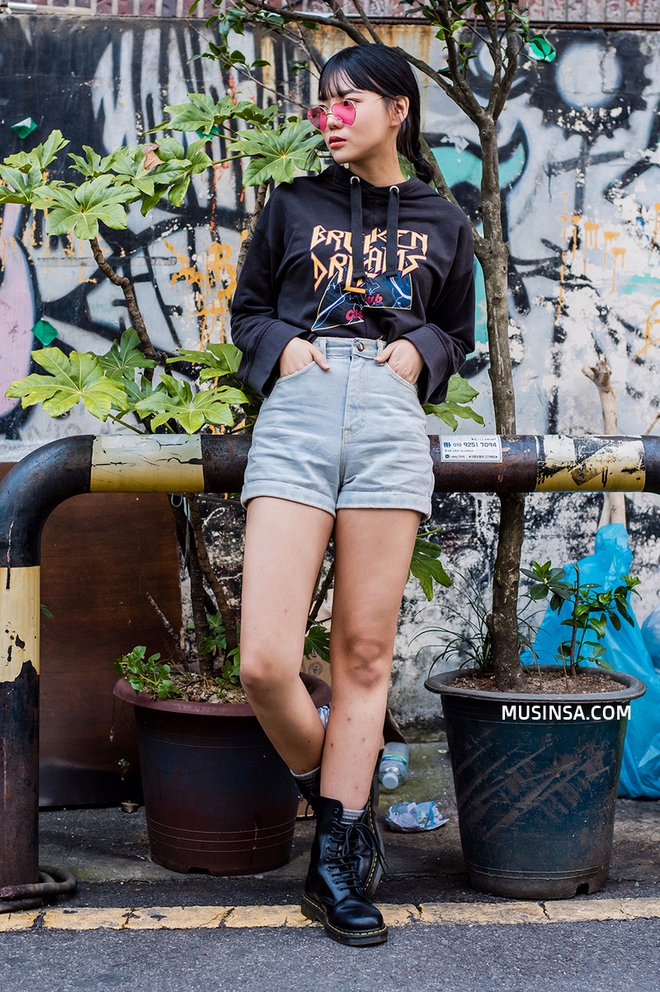 Giới trẻ H&agrave;n lại mang đến cả t&aacute; gợi &yacute; mặc đẹp m&agrave; chẳng cần cầu kỳ qua street style m&atilde;n nh&atilde;n - Ảnh 3.