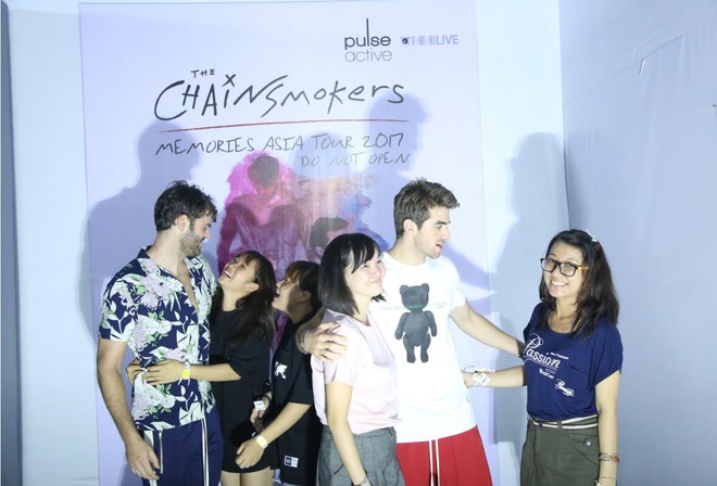 Là siêu sao quốc tế, nhưng The Chainsmokers vẫn siêu thân thiện, ôm chầm lấy fan Việt trong buổi M&G - Ảnh 3.