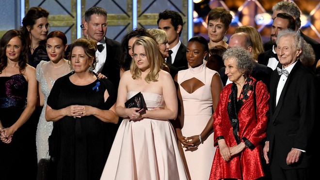 Phim truyền hình về nữ giới giành chiến thắng áp đảo tại Lễ trao giải Emmy 2017 - Ảnh 4.