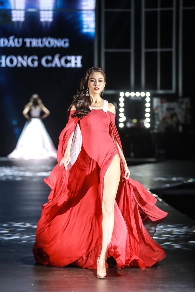 Trình diễn cùng Phạm Hương và Minh Tú nhưng Cao Ngân mới là người mẫu được cổ vũ nồng nhiệt nhất - Ảnh 8.
