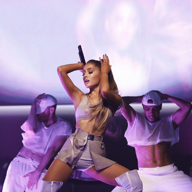 Chưa kịp quay lại Việt Nam để đền bù hủy show, Ariana Grande đã chính thức khép lại tour diễn nhiều lùm xùm Dangerous Woman - Ảnh 4.