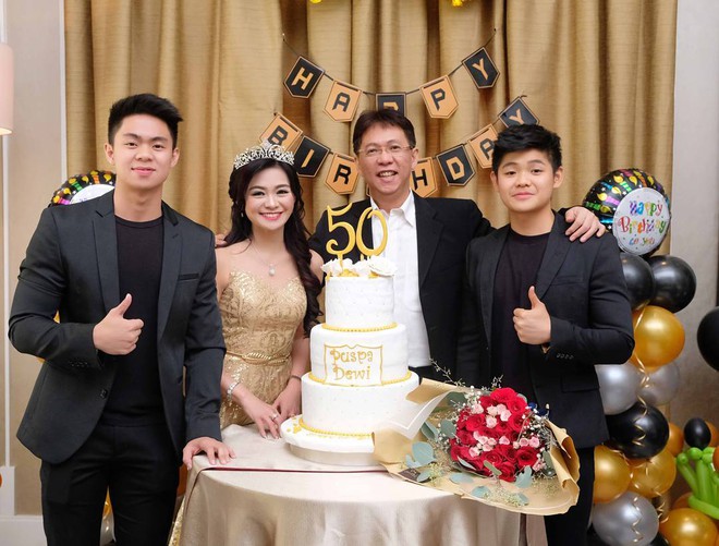 Chị mẹ 50 tuổi mặt xinh, d&aacute;ng chuẩn ngồi b&ecirc;n cạnh m&agrave; cứ như bạn g&aacute;i của con trai - Ảnh 6.