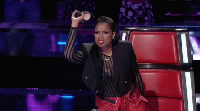 HLV The Voice Mỹ liệng gi&agrave;y l&ecirc;n s&acirc;n khấu v&igrave; th&iacute; sinh h&aacute;t hay chịu kh&ocirc;ng nổi! - Ảnh 2.