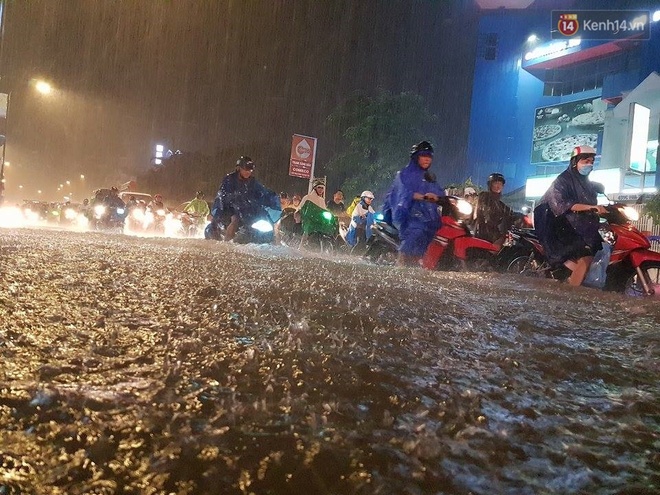 Đường phố Sài Gòn ngập lênh láng sau cơn mưa lớn đêm Trung thu, nhiều phương tiện chết máy giữa biển nước - Ảnh 3.