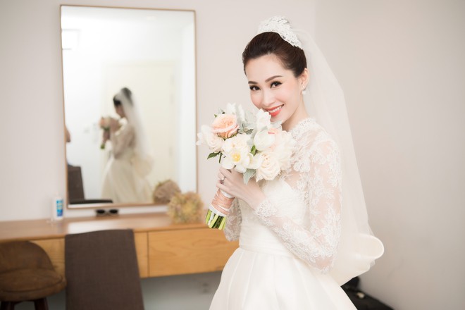 Bạn c&oacute; nhận ra v&aacute;y cưới của Hoa hậu Thu Thảo giống v&aacute;y cưới của C&ocirc;ng nương Grace Kelly đến bất ngờ? - Ảnh 3.