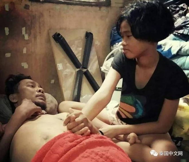 Thương bố nằm liệt giường bị mẹ bỏ rơi, b&eacute; g&aacute;i 12 tuổi cặm cụi đi nhặt r&aacute;c, chăm lo cho bố suốt 5 năm - Ảnh 3.