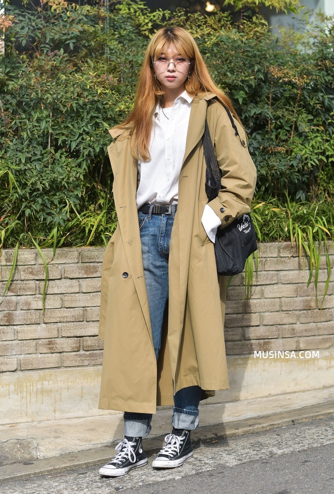 Miền Bắc sắp đ&oacute;n kh&ocirc;ng kh&iacute; lạnh rồi, ngắm ngay street style của c&aacute;c bạn trẻ H&agrave;n để biết c&aacute;ch mix đồ đơn giản m&agrave; đẹp qu&ecirc;n sầu th&ocirc;i - Ảnh 4.