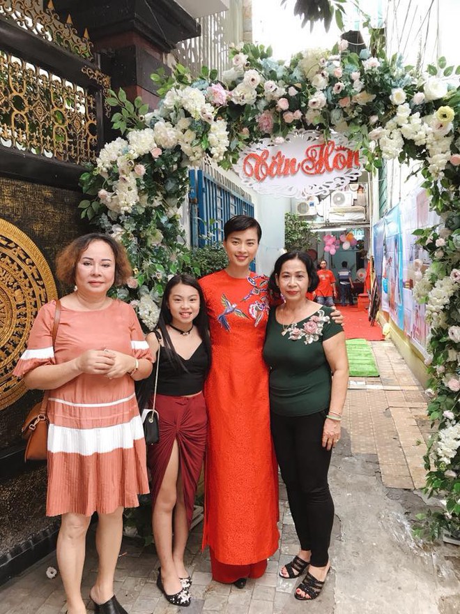 D&acirc;n mạng x&ocirc;n xao trước h&igrave;nh ảnh Ng&ocirc; Thanh V&acirc;n mặc &aacute;o d&agrave;i trong lễ rước d&acirc;u - Ảnh 2.