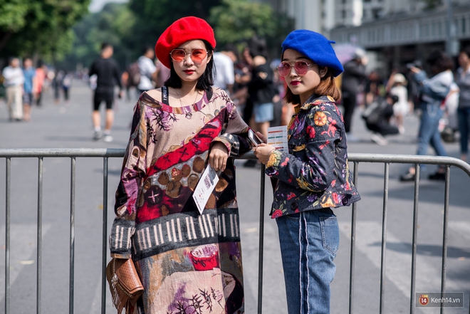 Street style ng&agrave;y đầu VIFW: Giới trẻ H&agrave; Nội ăn vận lồng lộn hơn hẳn năm trước, c&aacute;c nh&oacute;c t&igrave; mặc chất g&acirc;y b&atilde;o phố đi bộ - Ảnh 13.