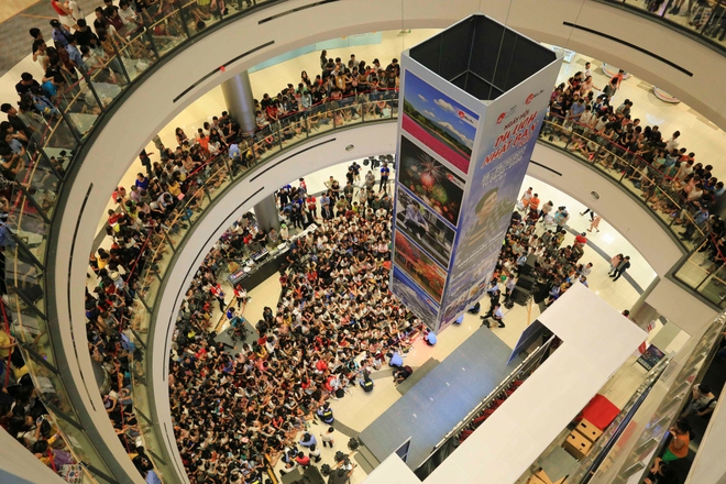 Lại khiến trung tâm thương mại thất thủ khi xuất hiện biểu diễn, Noo Phước Thịnh được bảo vệ vây chặt để giữ an toàn giữa đám đông - Ảnh 3.