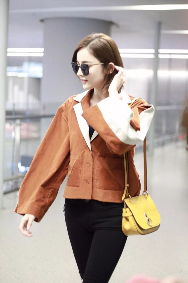 Tr&ocirc;ng hết sức b&igrave;nh thường nhưng chiếc t&uacute;i h&agrave;ng hiệu n&agrave;y lại đang được loạt Hoa ngữ v&agrave; c&aacute;c fashionista thi nhau diện - Ảnh 3.