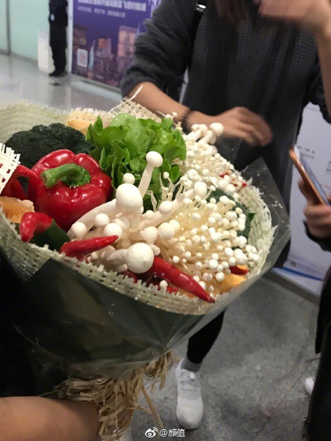 Lầy như fan Trần Vỹ Đ&igrave;nh: Tặng idol b&oacute; hoa rực rỡ to&agrave;n rau củ v&agrave; nấm để... nấu lẩu - Ảnh 2.