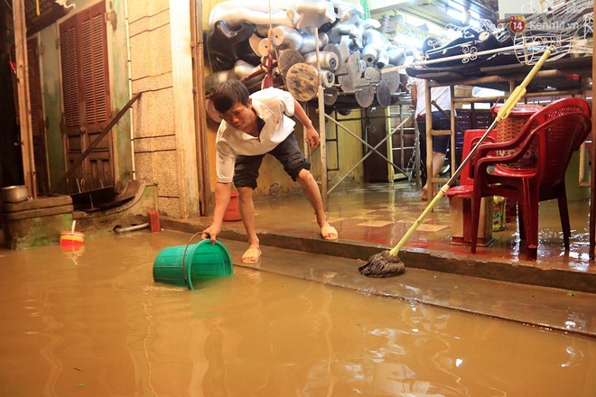 Người dân Hội An trắng đêm lau dọn hàng hóa, nhà cửa khi nước lũ vừa rút - Ảnh 7.