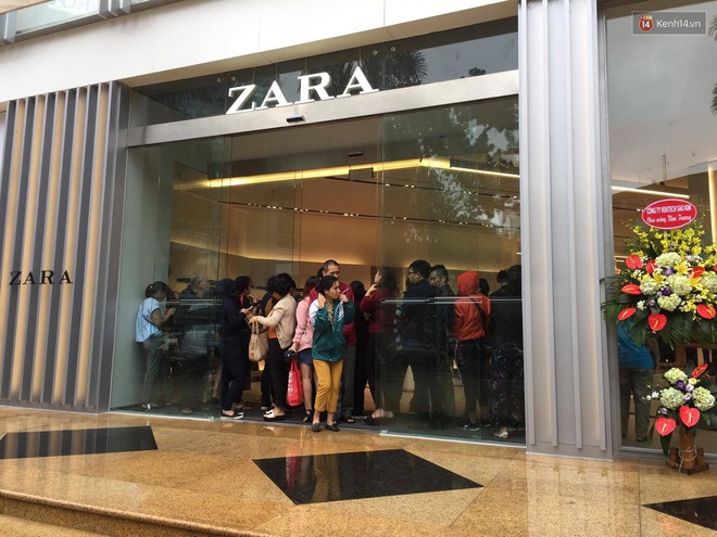 Zara Hà Nội khai trương: Tới trưa khách đông nghịt, ai cũng nô nức mua sắm như đi trẩy hội - Ảnh 14.