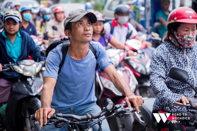 Chuyện đời “cũng bình thường thôi” của chàng shipper khuyết tật miệt mài đạp xe giao hàng khắp Sài Gòn - Ảnh 2.
