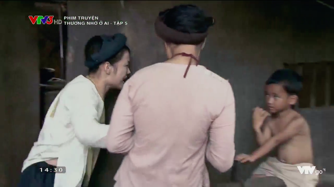 Thương nhớ ở ai tập 5: Cho rằng c&aacute;c b&agrave; go&aacute; rủ nhau đi ngắm &ldquo;giai&rdquo;, Quất bị đ&aacute;nh lăn đ&ugrave;ng ra đất - Ảnh 2.