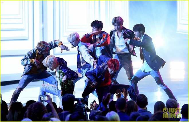 S&acirc;n khấu khiến Kpop fan phổng mũi nhất năm 2017: BTS khuấy động kh&aacute;n giả Mỹ tại AMAs 2017 - Ảnh 5.