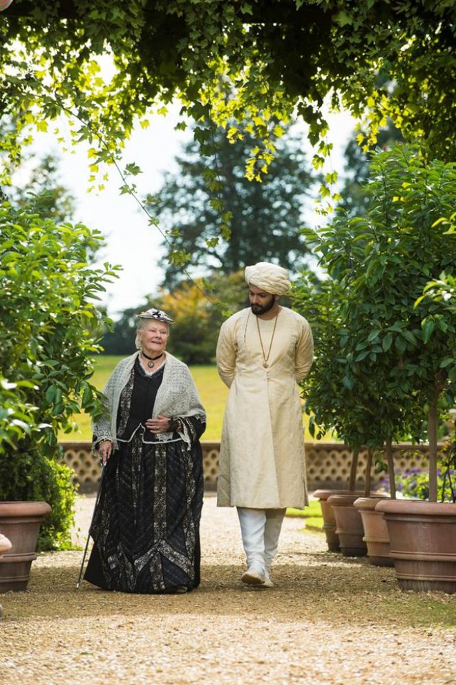 Victoria and Abdul - Tình bạn hoàng gia giữa ổ kền kền - Ảnh 3.