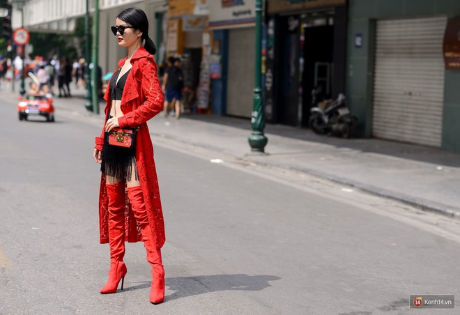 Street style ng&agrave;y đầu VIFW: Giới trẻ H&agrave; Nội ăn vận lồng lộn hơn hẳn năm trước, c&aacute;c nh&oacute;c t&igrave; mặc chất g&acirc;y b&atilde;o phố đi bộ - Ảnh 17.