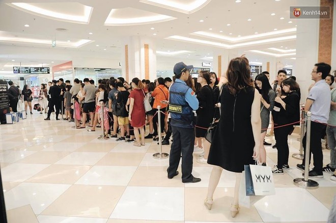 Khai trương H&M Hà Nội: Có hơn 2.000 người đổ về, các bạn trẻ vẫn phải xếp hàng dài chờ được vào mua sắm - Ảnh 33.