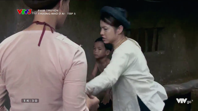 Thương nhớ ở ai tập 5: Cho rằng c&aacute;c b&agrave; go&aacute; rủ nhau đi ngắm &ldquo;giai&rdquo;, Quất bị đ&aacute;nh lăn đ&ugrave;ng ra đất - Ảnh 3.