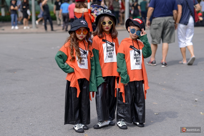 Street style ng&agrave;y đầu VIFW: Giới trẻ H&agrave; Nội ăn vận lồng lộn hơn hẳn năm trước, c&aacute;c nh&oacute;c t&igrave; mặc chất g&acirc;y b&atilde;o phố đi bộ - Ảnh 23.
