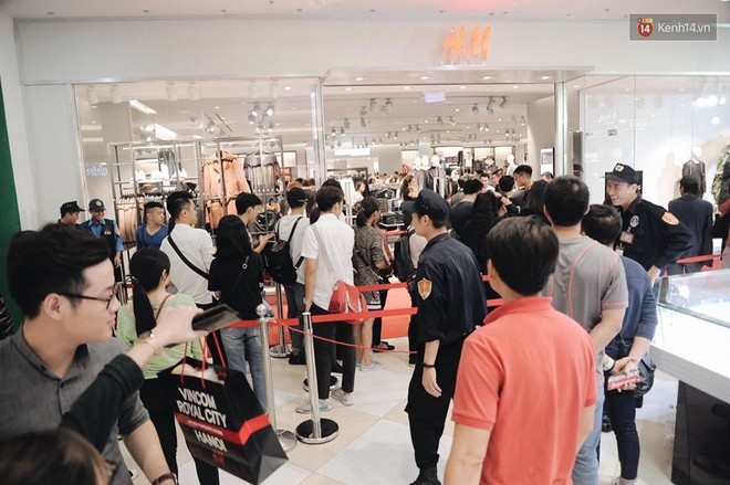 Khai trương H&M Hà Nội: Có hơn 2.000 người đổ về, các bạn trẻ vẫn phải xếp hàng dài chờ được vào mua sắm - Ảnh 31.