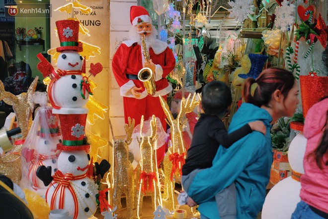 Nhiều người d&acirc;n thủ đ&ocirc; kiếm bạc triệu m&ugrave;a Noel nhờ nghề nặn người tuyết - Ảnh 3.