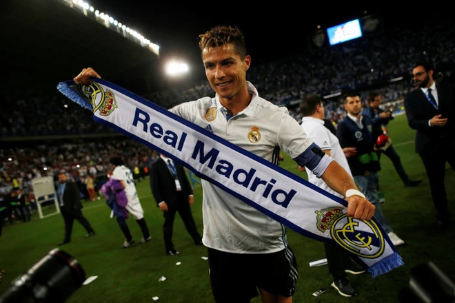 Ronaldo và đồng đội nhấc bổng HLV Zidane mừng chức vô địch La Liga - Ảnh 6.