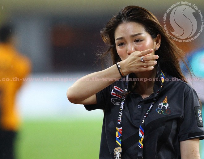 U22 Thái Lan giành HC vàng SEA Games, nữ trưởng đoàn xinh đẹp bật khóc nức nở - Ảnh 5.