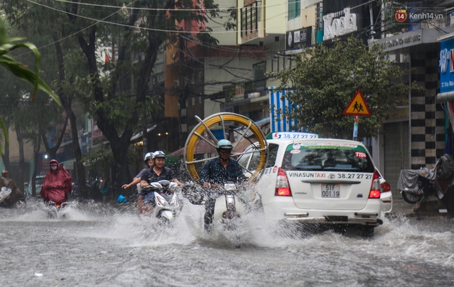 Trẻ em bơi giữa đường phố Sài Gòn sau cơn mưa lớn - Ảnh 11.