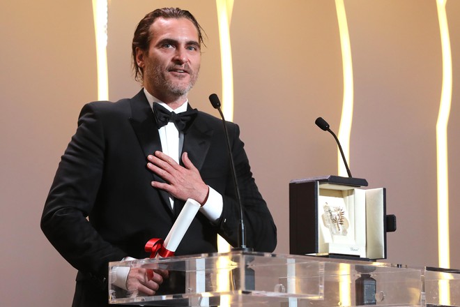 Đạo diễn của Những Kẻ Kh&aacute;t T&igrave;nh đ&atilde; l&agrave;m n&ecirc;n lịch sử ở Cannes 70 - Ảnh 4.
