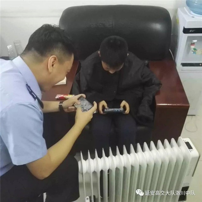 Cảnh s&aacute;t hồn nhi&ecirc;n chơi điện tử trong ca trực v&agrave; sự thật ph&iacute;a sau khiến nhiều người kh&ocirc;ng khỏi kinh ngạc - Ảnh 3.