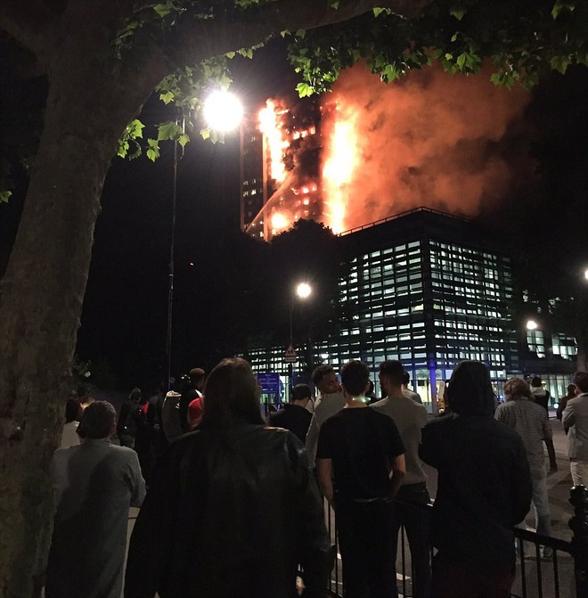 Anh: Tháp 27 tầng bốc cháy dữ dội ở London, nhiều người mắc kẹt - Ảnh 7.