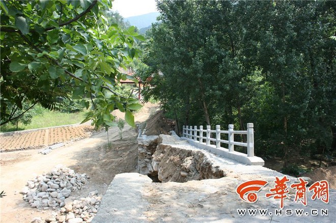 Trung Quốc: Vừa tháo giàn giáo được 2 tiếng, cây cầu mới xây xong sập ngay tức thì - Ảnh 6.