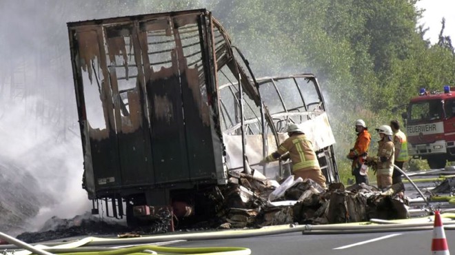 Húc đuôi xe tải, xe buýt chở 48 người cháy trơ khung - Ảnh 1.
