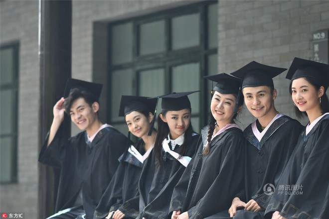 Dàn trai xinh gái đẹp xuất hiện ở từng ngóc ngách tại buổi lễ tốt nghiệp của trường nghệ thuật hàng đầu Trung Quốc - Ảnh 2.
