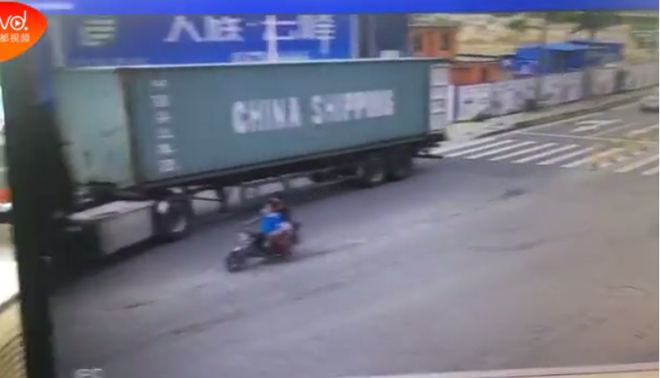 Đột ngột quay đầu, container k&eacute;o l&ecirc; rồi đ&egrave; nghiến l&ecirc;n chiếc xe m&aacute;y b&ecirc;n cạnh khiến 1 người chết - Ảnh 4.