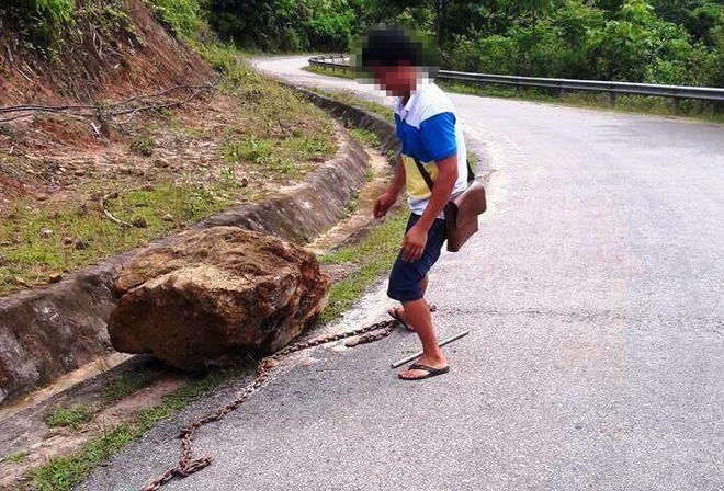 Hành động đẹp: Sợ các phương tiện bị tai nạn, nam thanh niên dùng xe tải di chuyển tảng đá lớn nằm chình ình giữa đường - Ảnh 2.