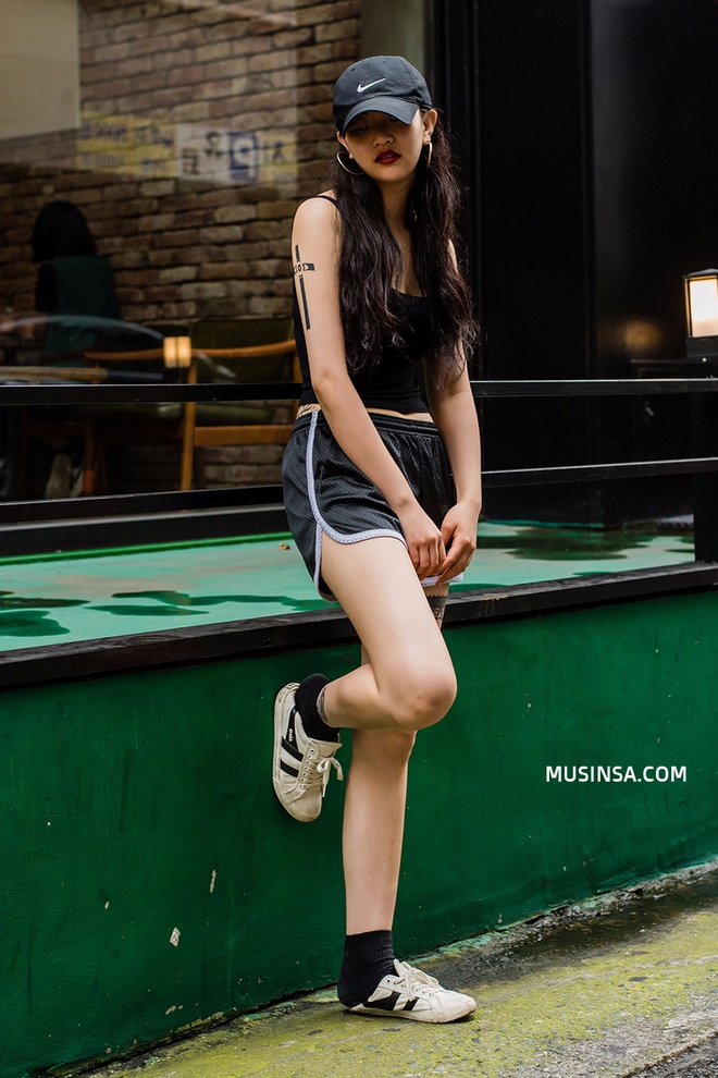 Mặc đẹp đơn giản:  mix áo phông và chân váy thành street style đẹp mê ly của giới trẻ Hàn - Ảnh 4.