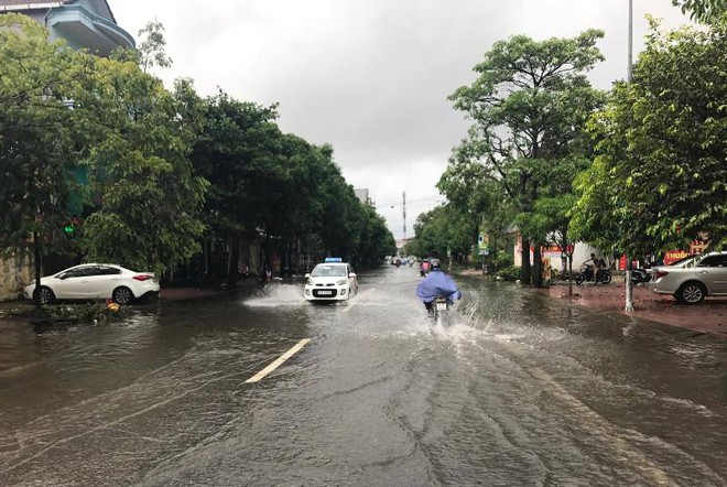 Hà Tĩnh: Lốc xoáy cuốn bay 65 mái nhà, 2 người dân bị thương do ngói rơi trúng - Ảnh 4.