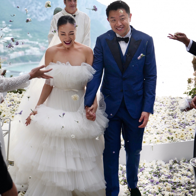 Váy cưới bồng bềnh như mây trắng của fashionista Hong Kong khiến bạn phải thốt lên: Liệu đây có phải mơ? - Ảnh 6.