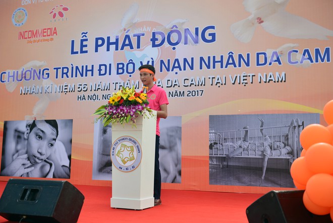 H&agrave;ng ng&agrave;n sinh vi&ecirc;n xuống đường đi bộ v&igrave; nạn nh&acirc;n da cam - Ảnh 4.