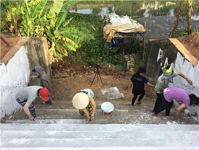 Khách Tây bỏ tiền cùng sinh viên Đà Nẵng biến bãi rác thành tranh tường đầy màu sắc - Ảnh 6.