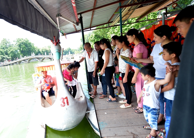 Chùm ảnh: Biển người đổ về khu vui chơi ở Hà Nội trong ngày đầu nghỉ lễ Quốc khánh - Ảnh 4.