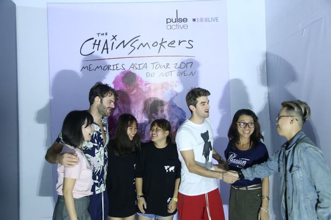 L&agrave; si&ecirc;u sao quốc tế, nhưng The Chainsmokers vẫn si&ecirc;u th&acirc;n thiện, &ocirc;m chầm lấy fan Việt trong buổi M&G - Ảnh 4.