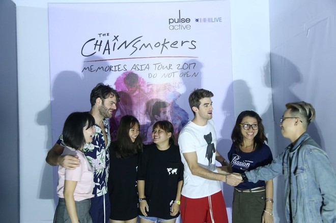 Là siêu sao quốc tế, nhưng The Chainsmokers vẫn siêu thân thiện, ôm chầm lấy fan Việt trong buổi M&G - Ảnh 4.