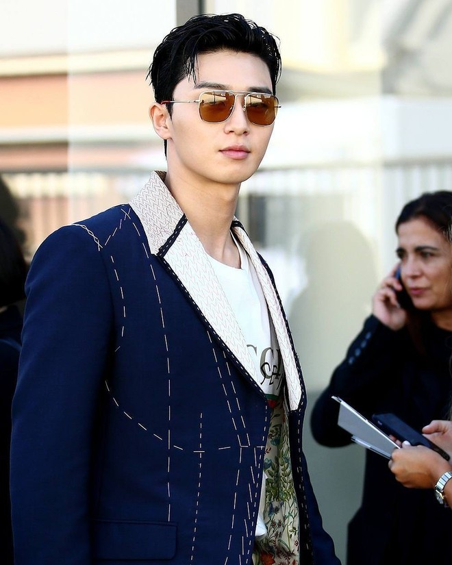 Dự show Gucci và diện đồ y hệt người mẫu, Park Seo Joon lép vế về chiều cao nhưng vẫn nổi bần bật - Ảnh 6.