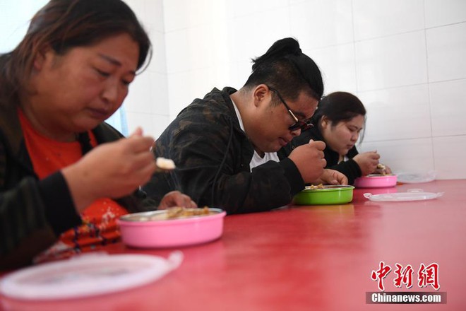 Trung Quốc: Con trai gần như bị mù vì béo phì, gia đình ngàn cân đành rủ nhau dạt nhà giảm béo - Ảnh 5.