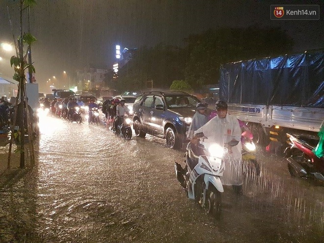 Đường phố Sài Gòn ngập lênh láng sau cơn mưa lớn đêm Trung thu, nhiều phương tiện chết máy giữa biển nước - Ảnh 4.